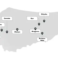 Mapa z zaznaczonymi miastami na Warmii i Mazurach: Ostróda, Łukta, Iława, Olsztyn, Ryn, Giżycko, Mrągowo, Ruciane-Nida.