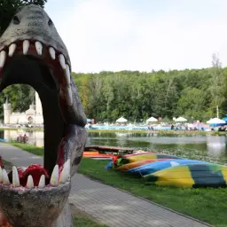 Groźny dinozaur wita w Opolu! Za nim jezioro, kolorowe kajaki i basen. Wspaniałe opolskie atrakcje dla całej rodziny.