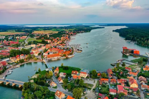 Malownicze Mikołajki z widokiem na jezioro i port. Atrakcje turystyczne Mazur czekają!