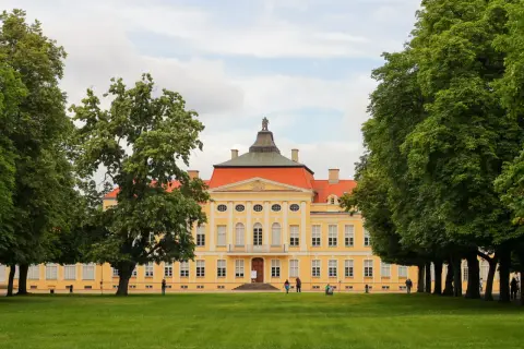 Pałac w Kórniku, jedna z atrakcji wokół Poznania, otoczony zielenią.