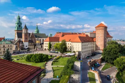 Wawel w Krakowie – idealne miejsce, by zacząć zwiedzanie. Zamek, katedra i piękne ogrody zachwycają o każdej porze roku.
