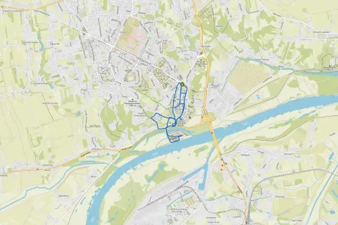 Mapa Sandomierza z zaznaczoną trasą spacerową po głównych atrakcjach miasta.