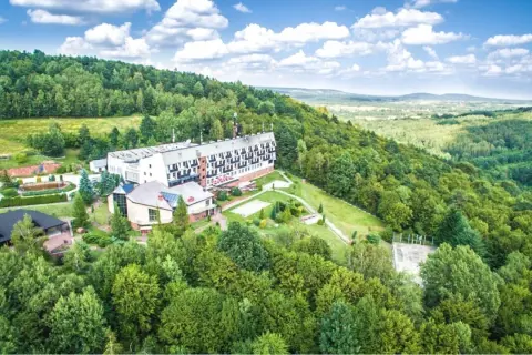 Hotel na wzgórzu wśród zieleni, idealne miejsce, by odkrywać, co zwiedzić w świętokrzyskim.