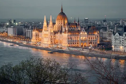 Budapeszt plan zwiedzania: majestatyczny Parlament oświetlony nocą nad Dunajem, idealny punkt startowy do odkrywania miasta.