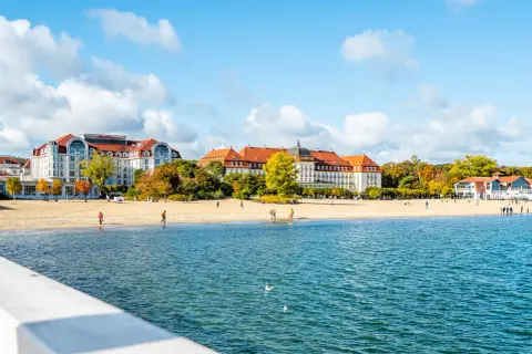 Piękne, nadmorskie miejscowości zachwycają architekturą i plażą. Spacerowicze cieszą się jesiennym dniem nad Bałtykiem.