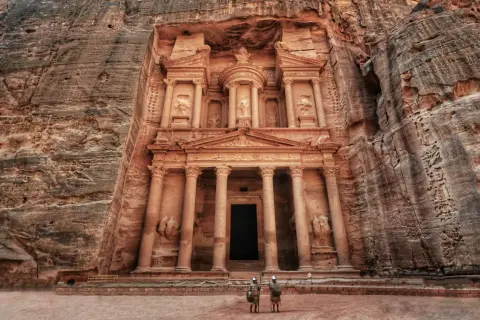 Skarbiec w Petrze, Jordania. Planując podróż, zastanów się, co zabrać do Jordanii, by podziwiać cuda natury i historii.