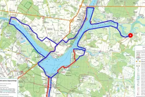 Mapa z zaznaczonymi szlakami rowerowymi Mazowsze wokół Jeziora Zegrzyńskiego. Trasy wiodą przez malownicze tereny, idealne na wycieczki rowerowe.
