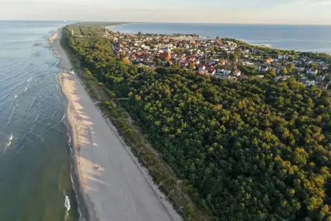 Piękna plaża i las nad morzem. Idealne miejsce, gdzie na majówkę.