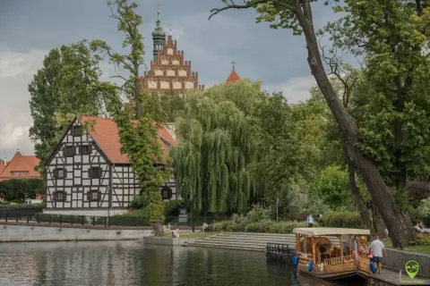Bydgoszcz atrakcje: malowniczy widok na Brdę, zabytkową kamieniczkę i wieżę kościelną. Rejs statkiem po rzece to świetny pomysł na zwiedzanie.