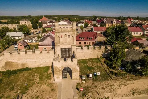 Brama w Szydłowie, jedna z głównych atrakcji, z murami obronnymi i urokliwą zabudową.