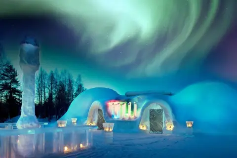 Lodowy bar i igloo pod rozgwieżdżonym niebem, gdzie tańczy zorza polarna. Helsinki zimową nocą.