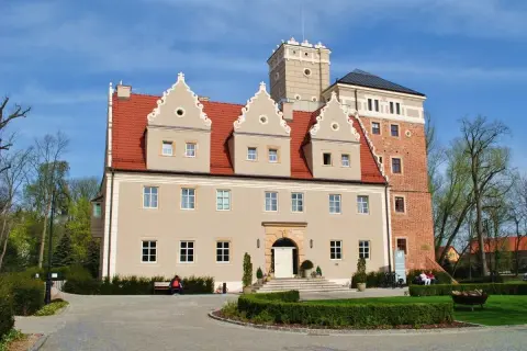 Zamek w Krobielowicach, jedna z atrakcji do 30 km od Wrocławia, z charakterystyczną wieżą i czerwonym dachem.