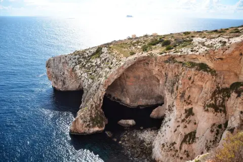 Malta na własną rękę: skaliste wybrzeże z jaskinią morską i turkusową wodą.