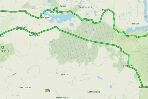 Niebieski szlak rowerowy okrąża Jezioro Czarne, prowadząc przez lasy i wsie, m.in. Gazno i Wymysłowo.