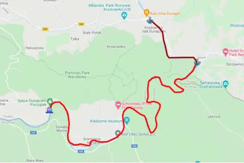 Mapa pokazuje trasę spływu Dunajcem, zaznaczoną na czerwono. Widoczny jest punkt, gdzie zaczyna się spływ Dunajcem, w okolicach Sromowiec Niżnych.