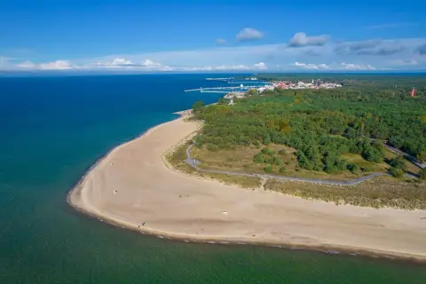 Piękna plaża i las na Helu, idealne miejsce, by zobaczyć zachód słońca nad morzem.