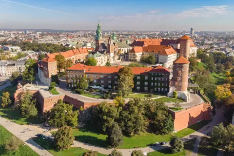 Wawel – jedno z najładniejszych miejsc w Krakowie. Zamek i katedra na wzgórzu, otoczone zielenią i murami obronnymi, górują nad miastem.