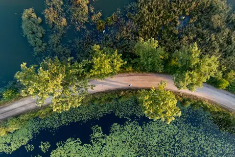 Rowerzysta na jednej z najpiękniejszych tras rowerowych w Małopolsce, wśród zieleni i wody.