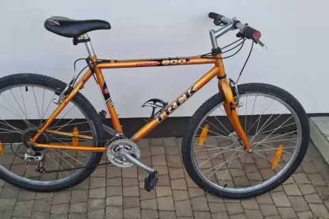 Pomarańczowy rower Trek Singletrack 800, gotowy na podbój **enduro trails Bielsko**. Idealny na górskie wyprawy.