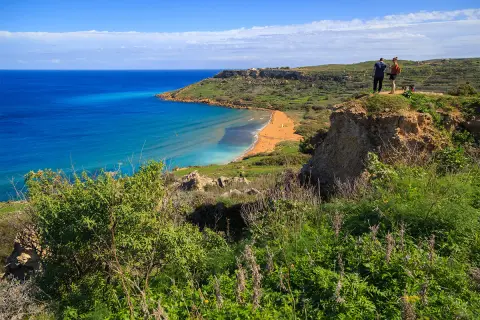 Malta w styczniu: słoneczna plaża, turkusowe morze i zielone wzgórza. Idealna temperatura na spacer.