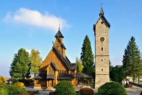 Drewniany kościółek i kamienna wieża w Karpaczu. Wspaniałe atrakcje turystyczne Karkonoszy, które warto zobaczyć.