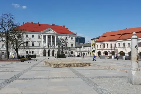 Rynek w Kielcach, z piękną architekturą, to miejsce, z czego słyną Kielce. Spacer po nim to przyjemność.