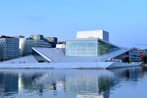 Nowoczesna Opera w Oslo, idealne miejsce, by zobaczyć, co robic w Oslo. Architektura i woda tworzą piękne odbicia.