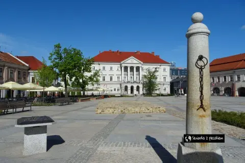 Rynek w Kielcach z ratuszem i kawiarnianymi ogródkami. Warto zobaczyć te kielce atrakcje.