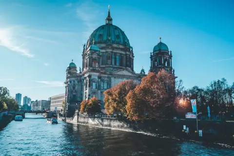 Berliński Dom i rzeka Sprewa, idealne miejsce na city break. Jesienne drzewa dodają uroku.