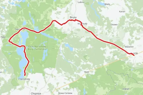 Mapa z zaznaczoną trasą rowerową wokół jezior i lasów Borów Tucholskich, prowadzącą przez Charzykowy.