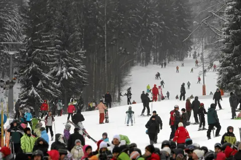 Tłumy narciarzy i snowboardzistów na stoku, przygotowujących się do szusowania. Wspaniałe ferie lubelskie 2026!