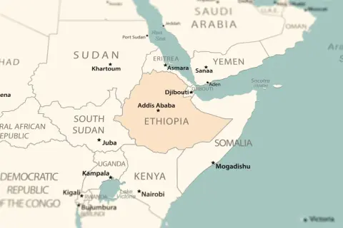 Mapa Afryki. Etiopia, zaznaczona na brzoskwiniowo, nie ma bezpośredniego dostępu do morza, granicząc z Dżibuti, Somalią i Kenią.