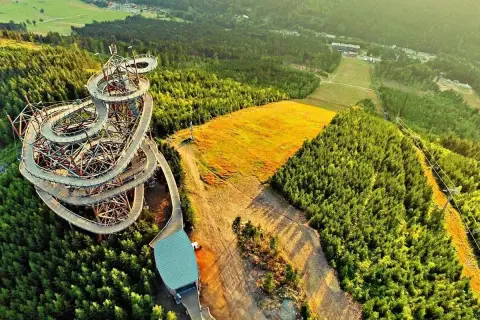 Drewniana konstrukcja sky bridge 721 wije się pośród zielonych lasów, oferując niezwykłe widoki na okolicę.
