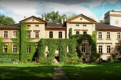 Dworek w otoczeniu zieleni, idealne miejsce, by odkryć, co zwiedzić w Wielkopolsce.