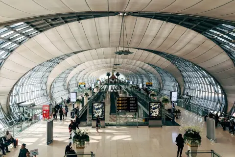 Nowe przygody czekają na lotnisku w Bangkoku. Futurystyczna architektura i tłum podróżnych tworzą dynamiczny obraz.