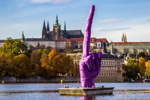 Fioletowa dłoń na Wełtawie, symbol Pragi, miasta, z którego słyną Czechy. W tle katedra św. Wita i jesienne drzewa.