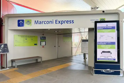 Marconi Express - szybki transport z lotniska do centrum Bolonii. Monorail czeka na pasażerów.