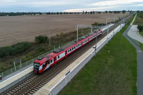 Czerwono-biały pociąg PKP Intercity na trasie Poznań-Jarocin mija stację Złotniki Grzybowe.