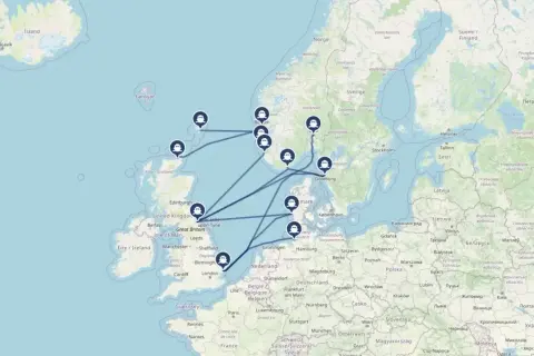 Mapa pokazuje trasy morskie z Wielkiej Brytanii i Europy do Norwegii. Jak dojechać do Norwegii? Promy kursują z Danii, Holandii i Szkocji.