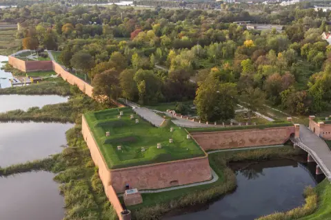 Fortyfikacje nad wodą, zielone trawniki i ceglane mury – to jedne z wielu lubuskich atrakcji.