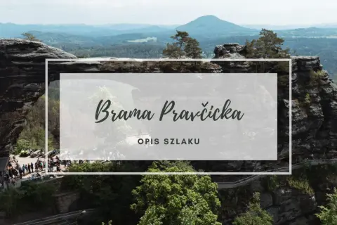 Widok na skalne formacje i lasy z napisem "Brama Pravčicka". Turyści spacerują po ścieżce.