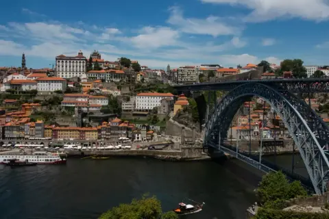 Widok na Porto z rzeką Duero i mostem Ludwika I.