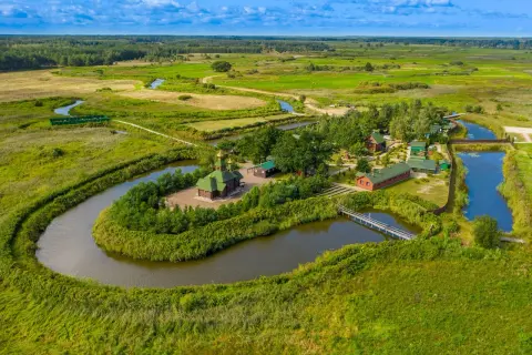 Malownicze Podlasie zachęca do odkrywania. Z bonem turystycznym zobaczysz cerkiew nad zakolem rzeki i urokliwe domki.