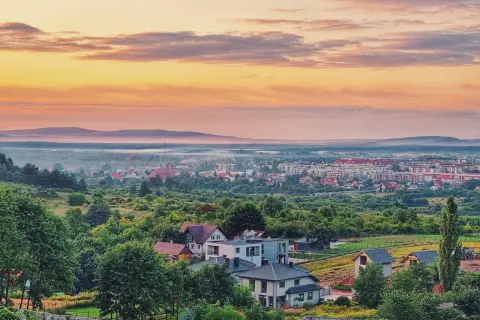 Zachód słońca nad Kielcami, malowniczy widok na miasto i okoliczne wzgórza. Idealne romantyczne miejsca w Kielcach na wspólny wieczór.