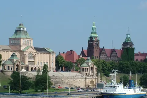 Co warto zobaczyć w Szczecinie? Imponujące budynki Muzeum Narodowego i Zamku Książąt Pomorskich, cumujące statki i zielone wzgórza tworzą malowniczy widok.