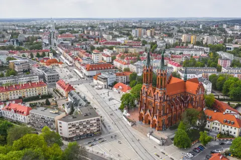 Widok z lotu ptaka na katedrę i rynek w Białymstoku. Idealne miejsce na weekendowy wypad.