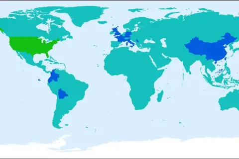 Mapa świata z zaznaczonymi obszarami, gdzie rosną sekwoje: USA, Chiny, Europa.