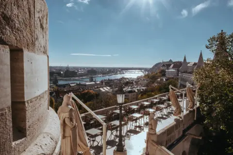 Widok na Dunaj i Budę z tarasu kawiarni. Idealne miejsce na budapeszt na weekend.