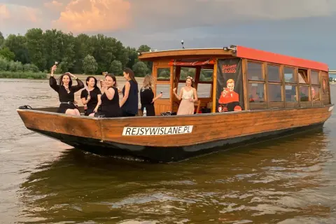 Grupa kobiet świętuje na łodzi przy dworcu wodnym WWA. Zachód słońca nad Wisłą.