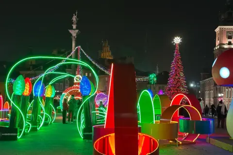 Magiczne iluminacje świetlne w Warszawie tworzą bajkową atmosferę. Kolorowe ozdoby i choinka rozświetlają noc.
